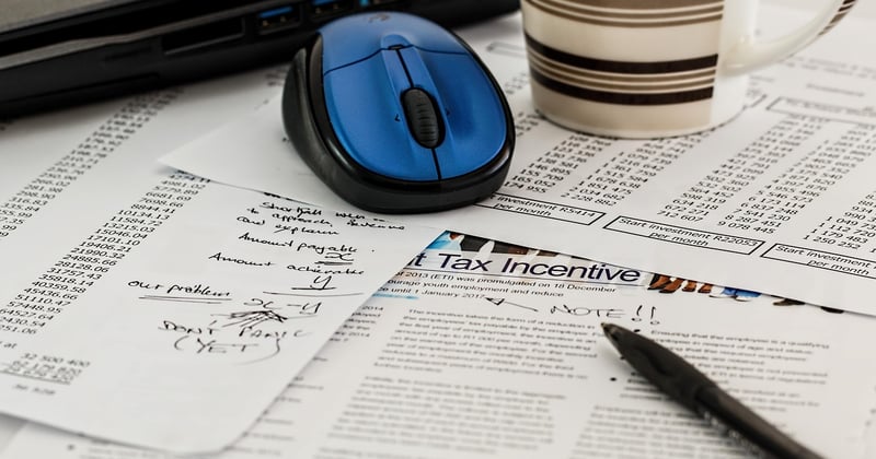 Charges sociales et fiscales à anticiper lors de la création : le guide complet